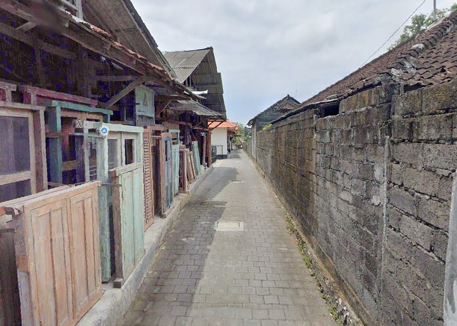 This image shows a furniture supplier in Bali that's tucked away in a small alley in Kerobokan Bali
